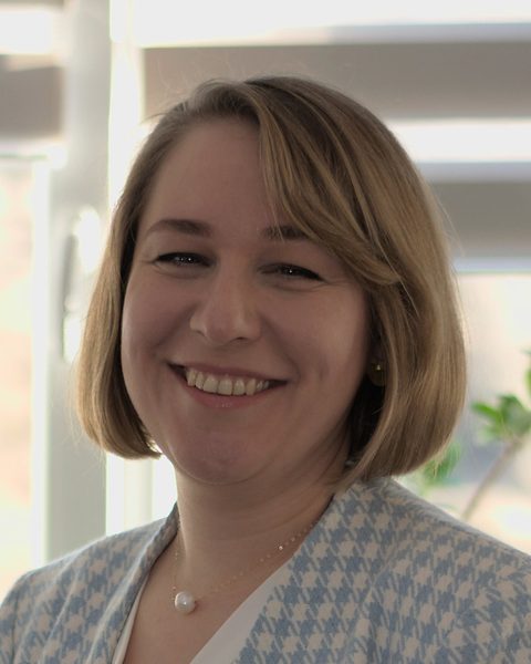Dr. Paula Percsi, în cabinet, zâmbind